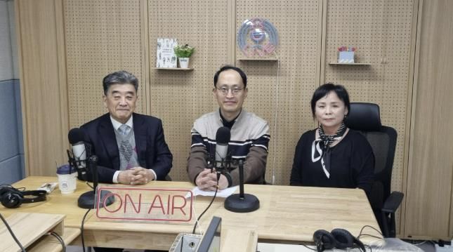 지난 6일 첫 방송을 녹음한 참석자들이 기념사진을 촬영하고 있다.(왼쪽부터 우명동 성신여대 명예교수, 자치분권협의회 구균철 의장, 윤양옥 위원)