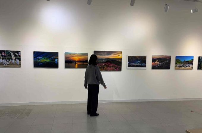 밀양아리랑아트센터 전시장에서 열리는 2025 밀양사계절관광 전국 사진 공모전