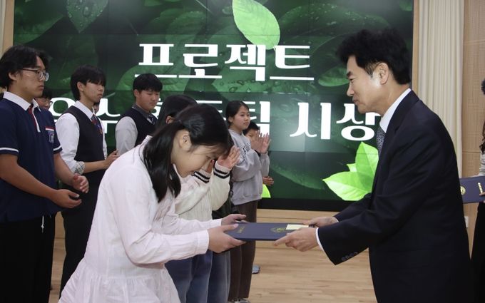 김대중 전남교육감이 ‘공생의 길(물길·숲길) 프로젝트’ 우수동아리 시상을 하고 있다.