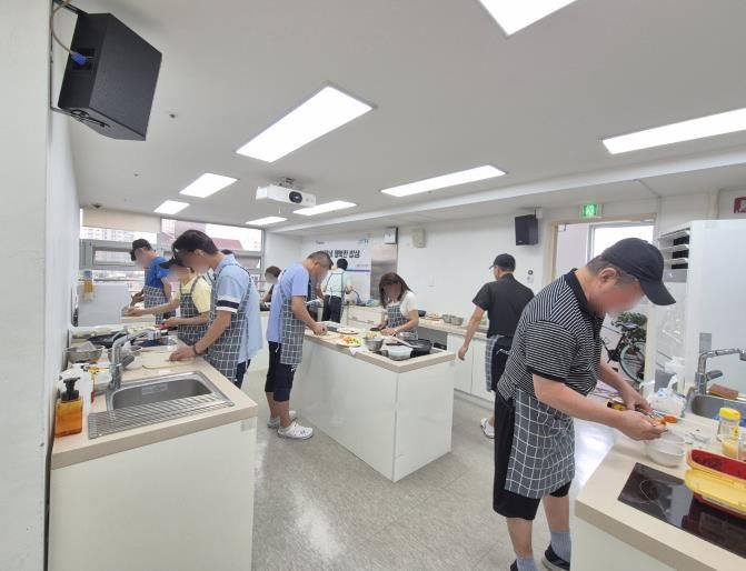 지난 9월 강북구1인가구지원센터와 서울강북지역자활센터가 공동 운영한 행복한 밥상 프로그램에서 참여자들이 요리 활동을 하고 있다.