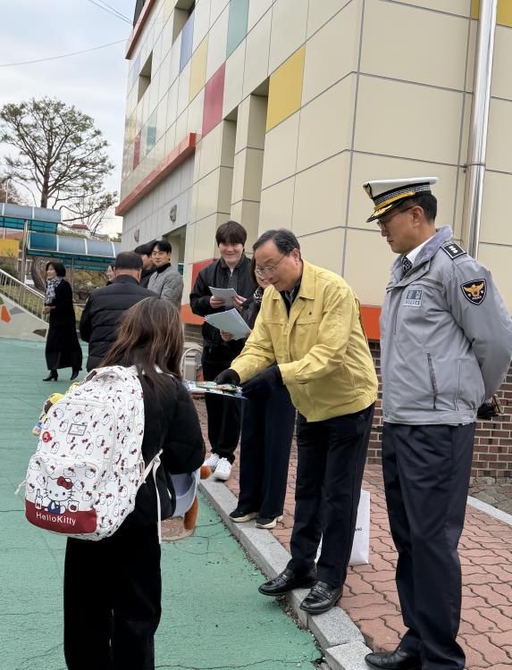 청양초등학교 후문 일대에서 ‘등굣길 어린이 약취·유인 예방 캠페인’을 실시하며 어린이 약취, 유인범죄의 심각성을 알렸다.