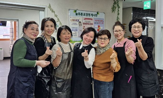 경주시 착한가격업소연합회 미용업 회원들이 17일 용강동 늘푸른요양원을 방문해 이·미용 봉사활동 후 기념촬영을 하고 있다.