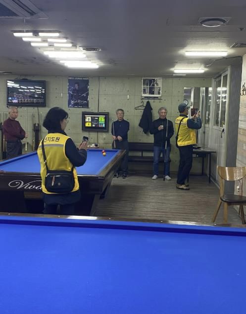 담당 공무원과 금연 지도원이 합동 단속을 하고 있다.