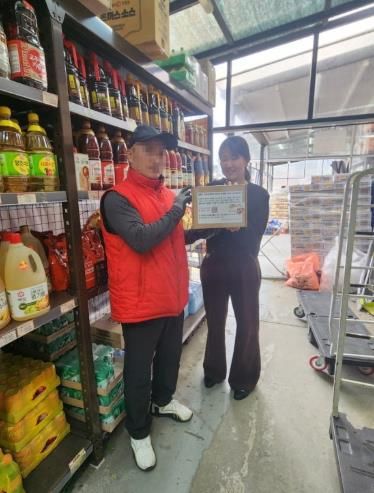 거제시정신건강복지센터, 연말 맞아 생명존중문화 확산 참여업소에 감사 홍보물 전달