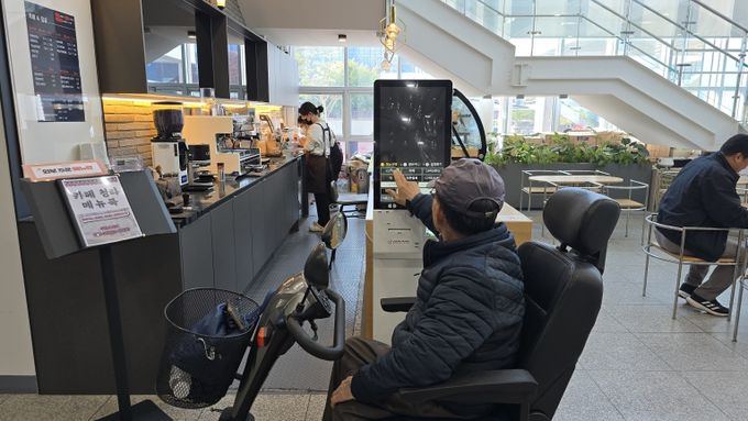 대구 중구, 배리어프리 키오스크·경사로 설치로 장애친화 도시 조성 박차(중구 청라국민체육센터 내 카페 청라 모습)