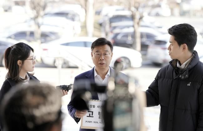 신상진 성남시장이 19일 오전 공수처에 고발장을 접수하고 있다