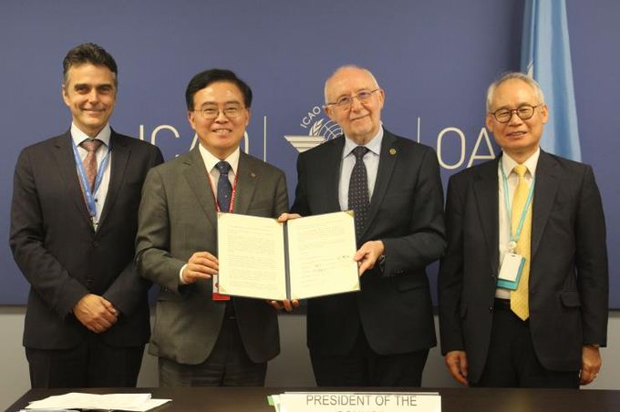 진교훈 강서구청장(왼쪽에서 두 번째)이 6월 26일 ICAO 본부 의장 회의실에서 살바토레 샤키타노(오른쪽에서 두 번째) 의장에게 서한문을 전달하고 있다.