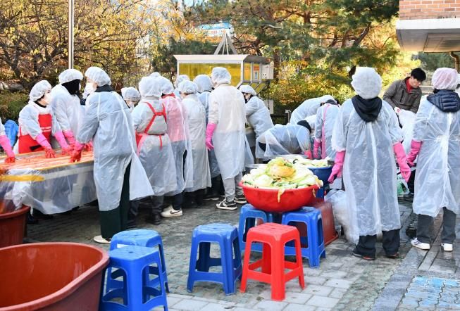 수원시 영통구 원천동 새마을부녀회, '2025 어려운 이웃 김장 담가주기'로 따뜻한 정 나눠