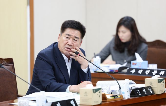 김성일 도의원이 지난 11월 19일 인구청년이민국 소관 예산안 심사에서 질의를 하고 있다.