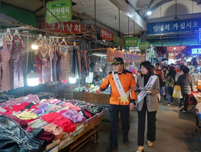 포항시는 동절기를 대비해 20일부터 전통시장 화재안전 특별 점검을 실시했다. 죽도시장 점검 사진.