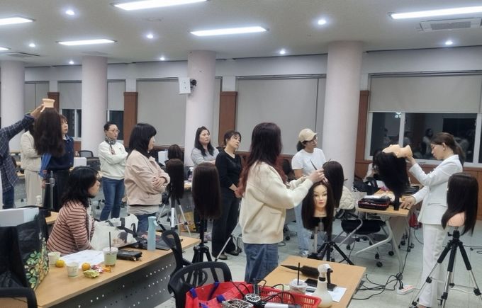 포항시는 지난 19일 ‘2025 뷰티아카데미 컨설팅’ 교육을 마쳤다.