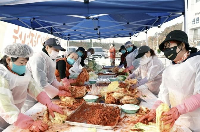 시흥시 신현동, 사랑과 온기 전하는 ‘김장 나눔 행사’ 진행