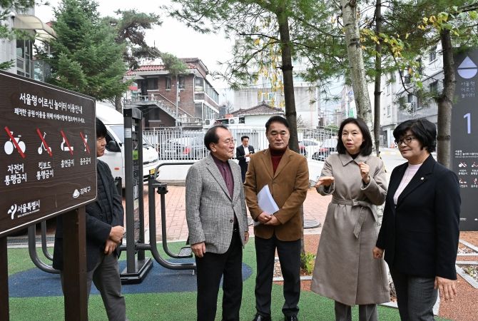 어르신 놀이터 조성 설명 듣고 있는 최호정 의장