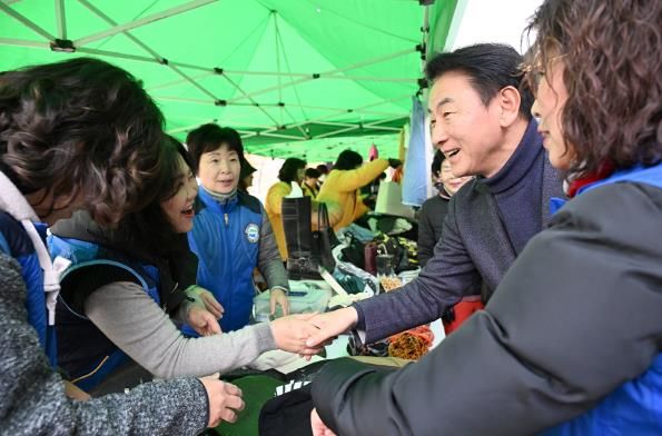 김동근 시장이 11월 22일 신곡2동 주민자치회의 ‘신2나는 별난 장터’ 행사에서 주민들과 소통하고 있다.