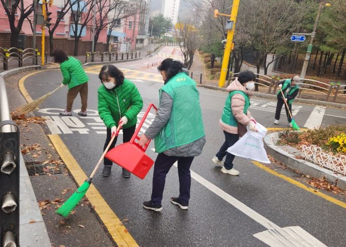 광명시 하안1동 새마을부녀회와 새마을지도자협의회는 25일 하안1동 행정복지센터 일대에서 겨울맞이 낙엽 대청소를 실시했다.
