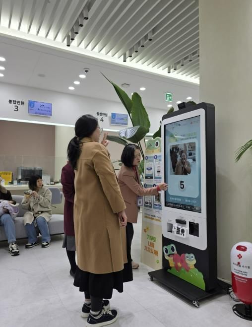 한 임신부가 기부 키오스크를 체험하고 있다.