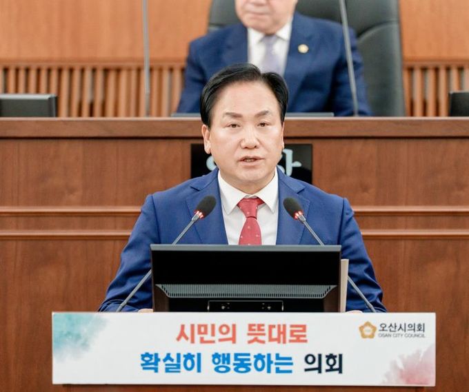 이권재 오산시장이 제298회 제2차 정례회 제1차 본회의에서 시정설명 하는 모습