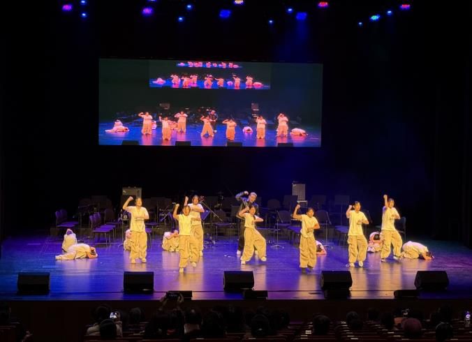<꿈의무용단 영덕> 단원들이 11월 22일 영덕문화예술축제 오프닝 무대에서 공연을 펼쳤다.