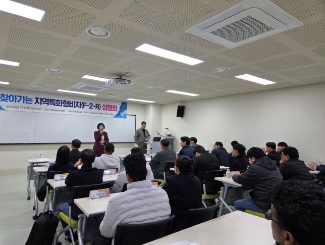 황인수 도 외국인공동체과장이 참석해 인사말을 하고 있다.