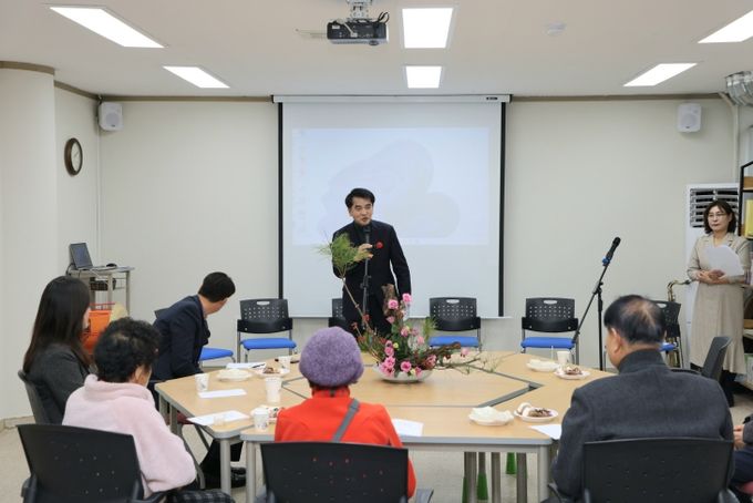 보은군 흙사랑, ‘2025년 시화 전시회 및 발표회’ 성황 개최-최재형군수 축사 모습