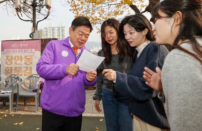 이필형 동대문구청장이 지난 24일 중랑천 공공와이파이 만족도 조사 현장을 방문한 모습