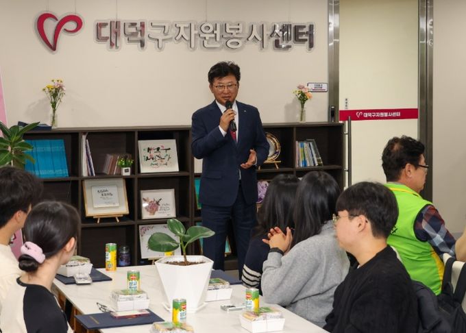 최충규 대덕구청장이 27일 ‘2025 대덕구 배움나눔청년봉사단 4기 해단식’에서 인사를 전하고 있다.