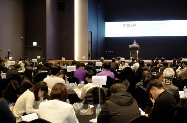 지난 27일, 자은도 씨원리조트에서 산림청이 주최한 ‘2025년 도시숲·수목원·정원 정책 담당자 워크숍’을 진행하고 있다.