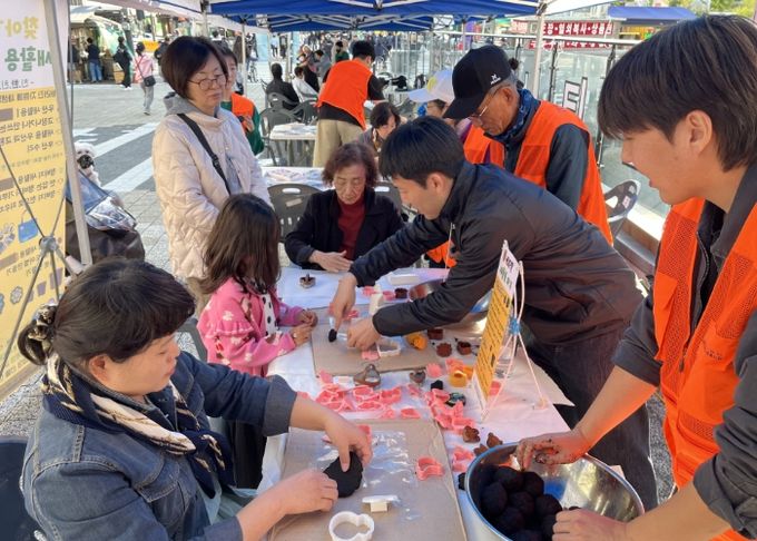 고양시문촌9종합사회복지관‘친한친구' 모임에서 운영한 새활용 마켓