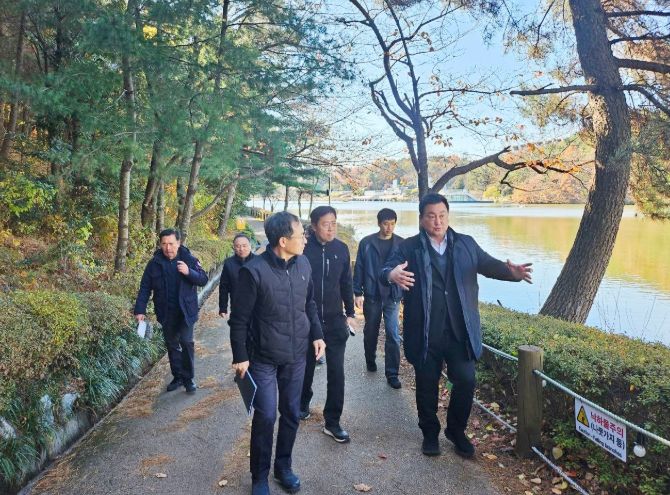 안대룡 교육위원장, 문수호반광장 ‘청춘의 못’ 보행로 야간 안전 점검