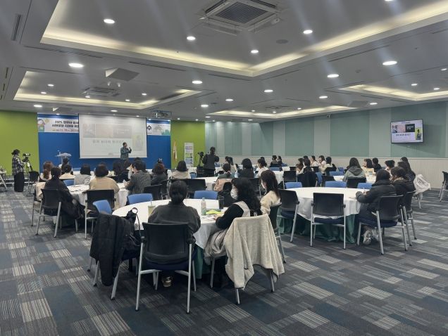 울산지역 유치원, 어린이집 교사들과 영유아 보호자들이 19일 본청 외솔회의실에서 영유아 정서 사회 발달 지원 연수를 듣고있다.