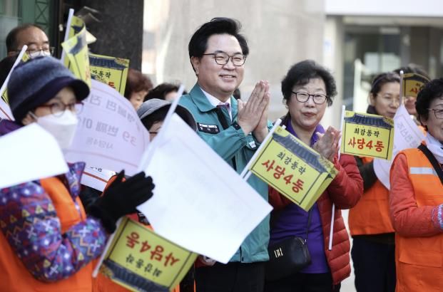 박일하 동작구청장이 지난달 10일, 서울 동작구 사당4동의 이면도로에서 로에서