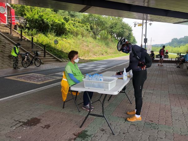 월드휴먼브리지, 성남 야외무더위쉼터에 생수 5만개 지원