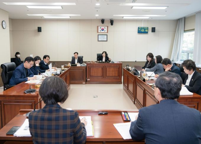 용인특례시의회 경제환경위원회, 행정사무감사 1일차