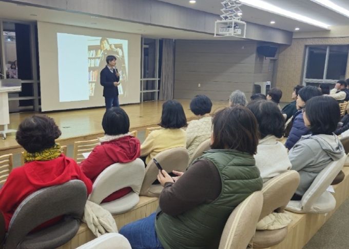 충청북도 진천군을 방문해 역량강화교육을 듣고 있는 고양시 문화관광해설사