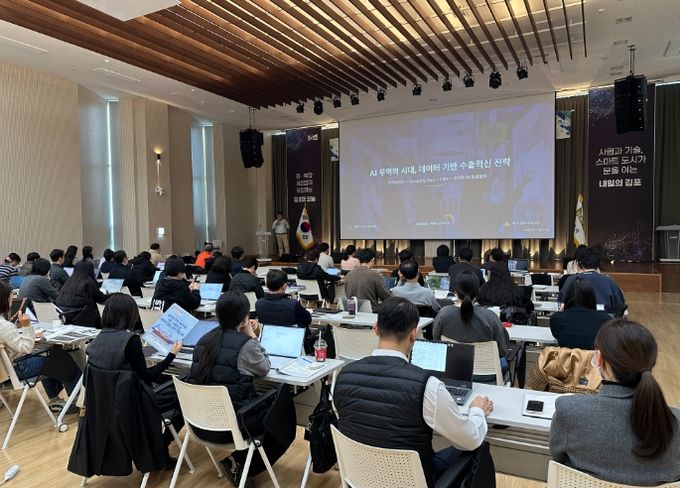 김포시가 지난 20일 김포제조융합혁신센터에서 ‘글로벌 무역데이터로 여는 수출의 문, 바이어 발굴 실전 전문교육’을 실시했다