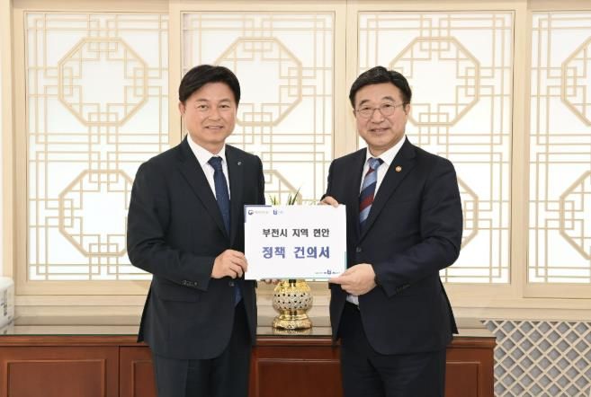 조용익 부천시장이 24일 정부서울청사를 방문해 윤호중 행정안전부 장관에게 부천시 주요 사업 현안을 설명하고, 정부 차원의 전폭적인 지원을 요청했다.