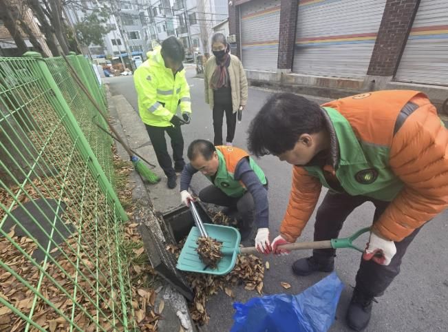 동두천시 보산동 지역자율방재단, 관내 취약지 낙엽 수거 활동 전개