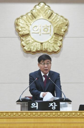 윤창철 의장이 제383회 정례회 제1차 본회의를 주재하고 있다.