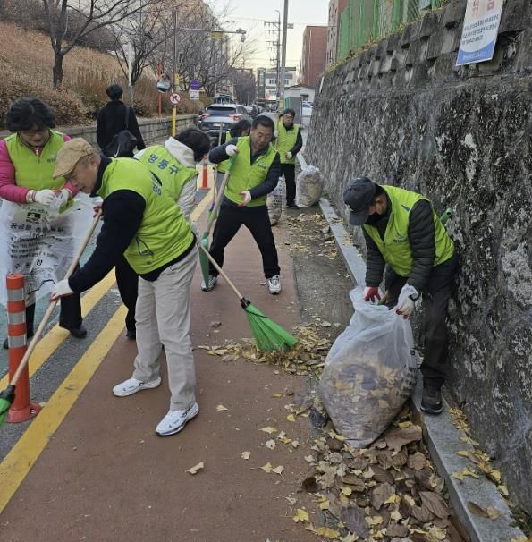 수원시 영통구 자유총연맹 매탄4동 위원회 가을맞이 낙엽청소!!