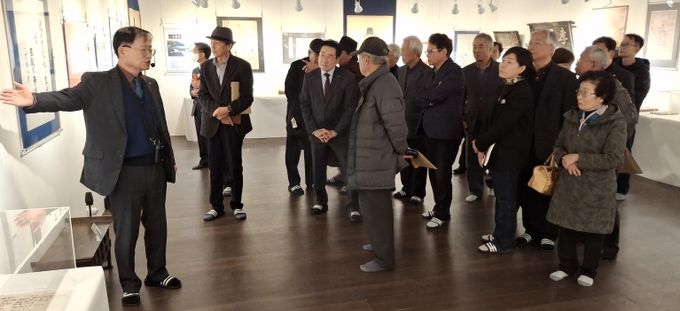 영천역사박물관 제2전시관에서 진행 중인 창녕조씨 영천문중 유물기획전 전시 모습