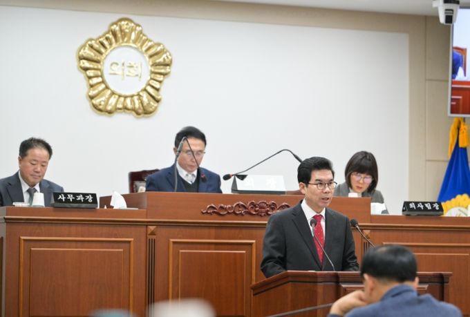 김광열 영덕군수가 영덕군의회 제318회 2차 정례회에서 시정연설을 하고 있다.