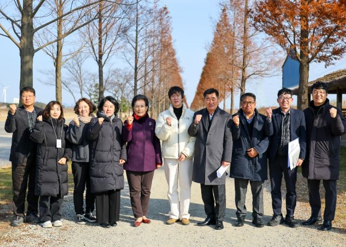 안산시의회 문화복지위원회가 지난 2일 대부바다향기테마파크를 방문해 현장활동을 벌이고 있는 모습.