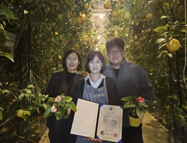 농촌진흥청 주최 '제21회 생활원예·치유농업 경진대회'서 우수상을 수상한 한수정 팜앤트리 대표(가운데)