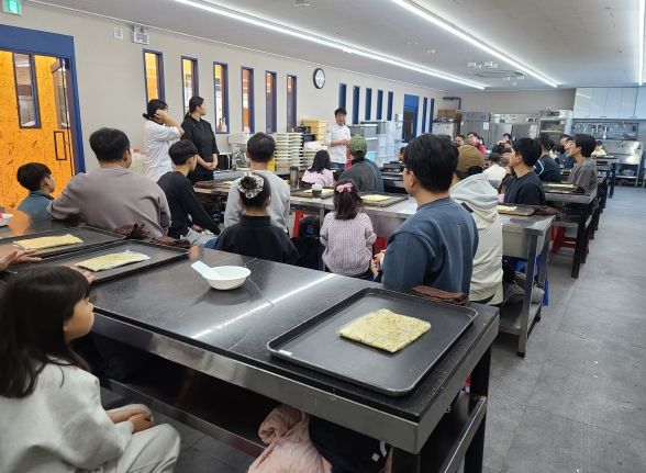 강남교육지원청이 6일 아빠와 자녀를 대상으로 주관한 학부모연수 참가자들이 울산제과제빵학원 고동훈 원장의 설명을 듣고 있다
