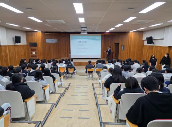 무거중 3학년 학생들이 1일 '학교로 찾아가는 고교학점제 설명회' 연수를 듣고있다