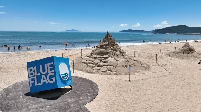 친환경 해수욕장에 부여하는 블루 플래그 국제 인증을 받은 완도 신지 명사십리