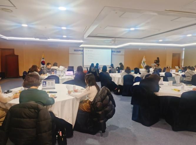 울산지역 초등교사들이 9일 교육청 집현실에서 초등영어교육 우수 성과를 공유하고 있다