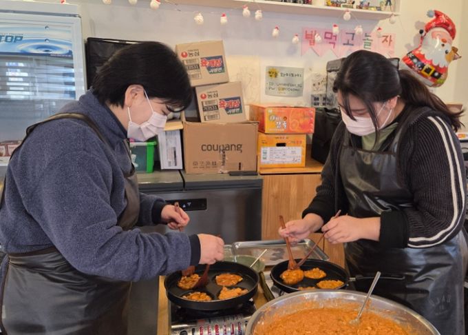 군포시청소년재단 당동청소년문화의집, 지역 아동·청소년 위한 ‘밥먹고놀자’ 도시락 포장 봉사활동 진행