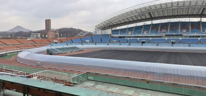 안산 와~스타디움 트랙 비닐하우스 설치 전경. (사진=안산도시공사 제공)
