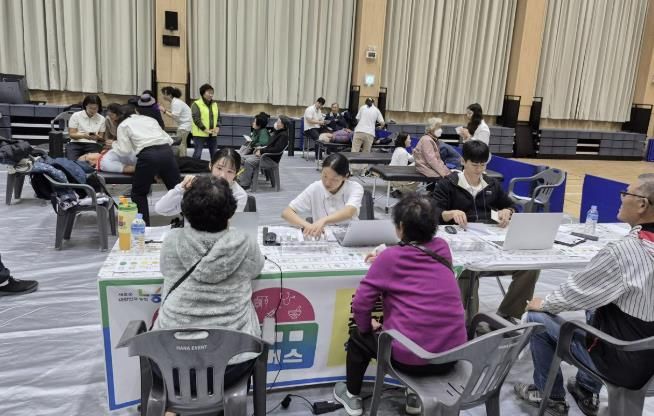 농촌 왕진버스 현장 진료 모습